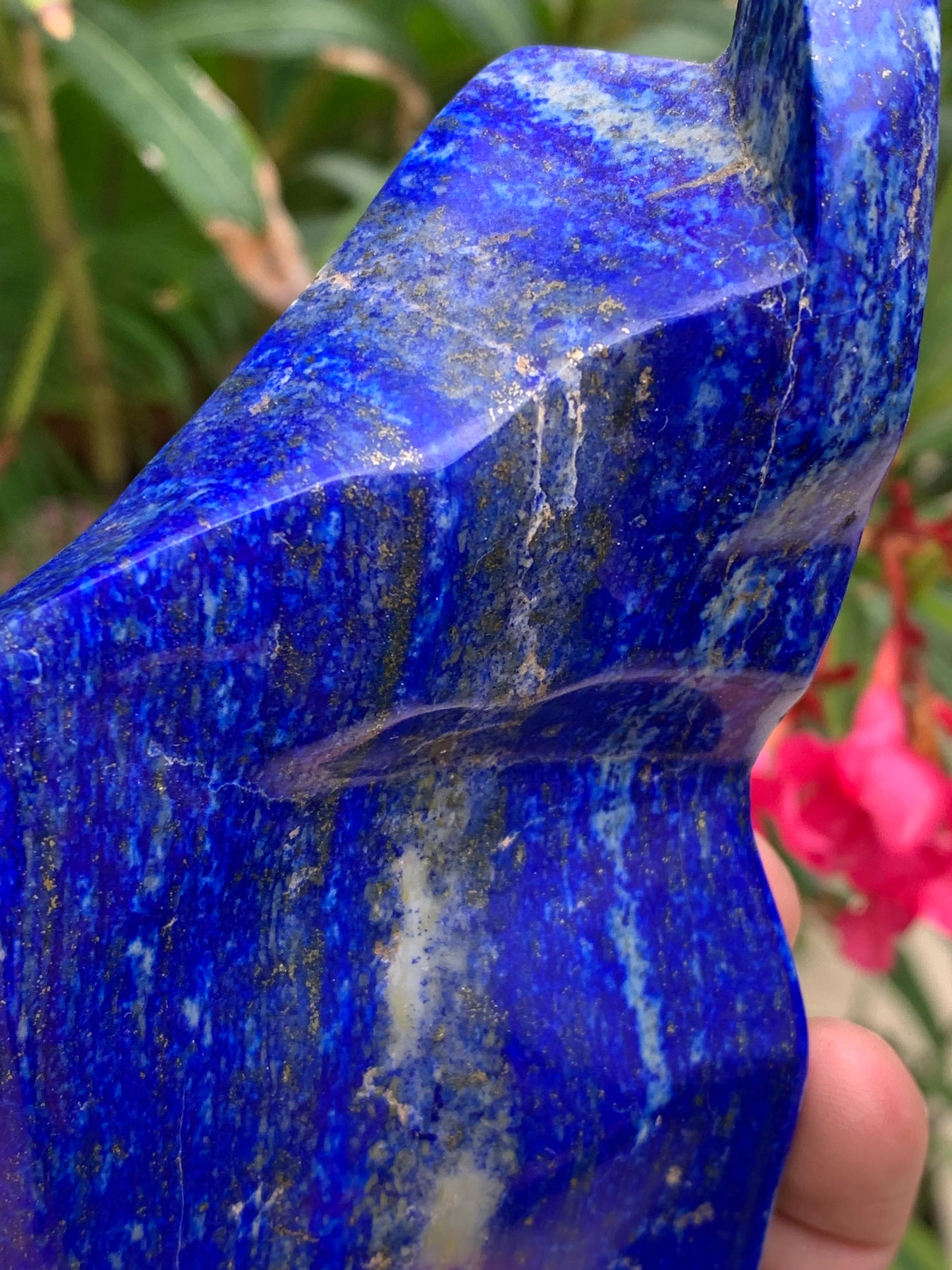 Lapis lazuli, forme libre polie de 135 x 71 x 42 mm - 479 grammes. Un bleu envoûtant et fascinant, pierre des pharaons !