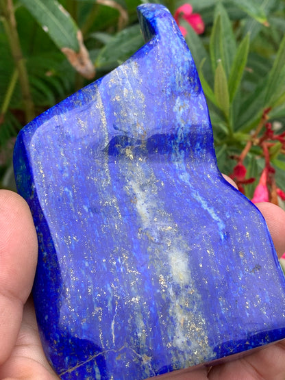 Lapis lazuli, forme libre polie de 135 x 71 x 42 mm - 479 grammes. Un bleu envoûtant et fascinant, pierre des pharaons !