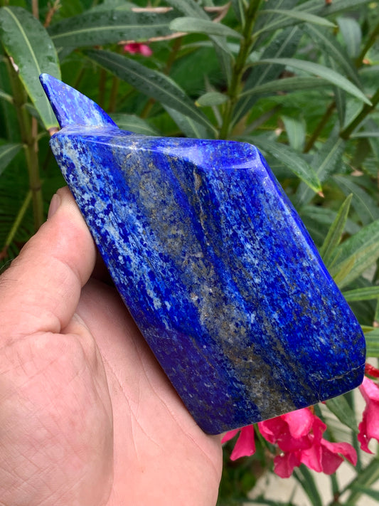 Lapis lazuli, forme libre polie de 135 x 71 x 42 mm - 479 grammes. Un bleu envoûtant et fascinant, pierre des pharaons !