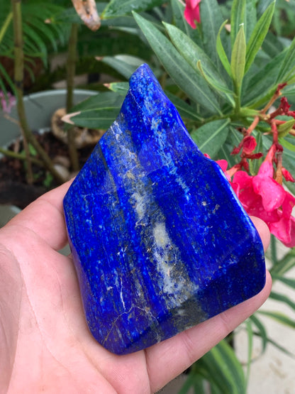 Lapis lazuli, forme libre polie de 135 x 71 x 42 mm - 479 grammes. Un bleu envoûtant et fascinant, pierre des pharaons !