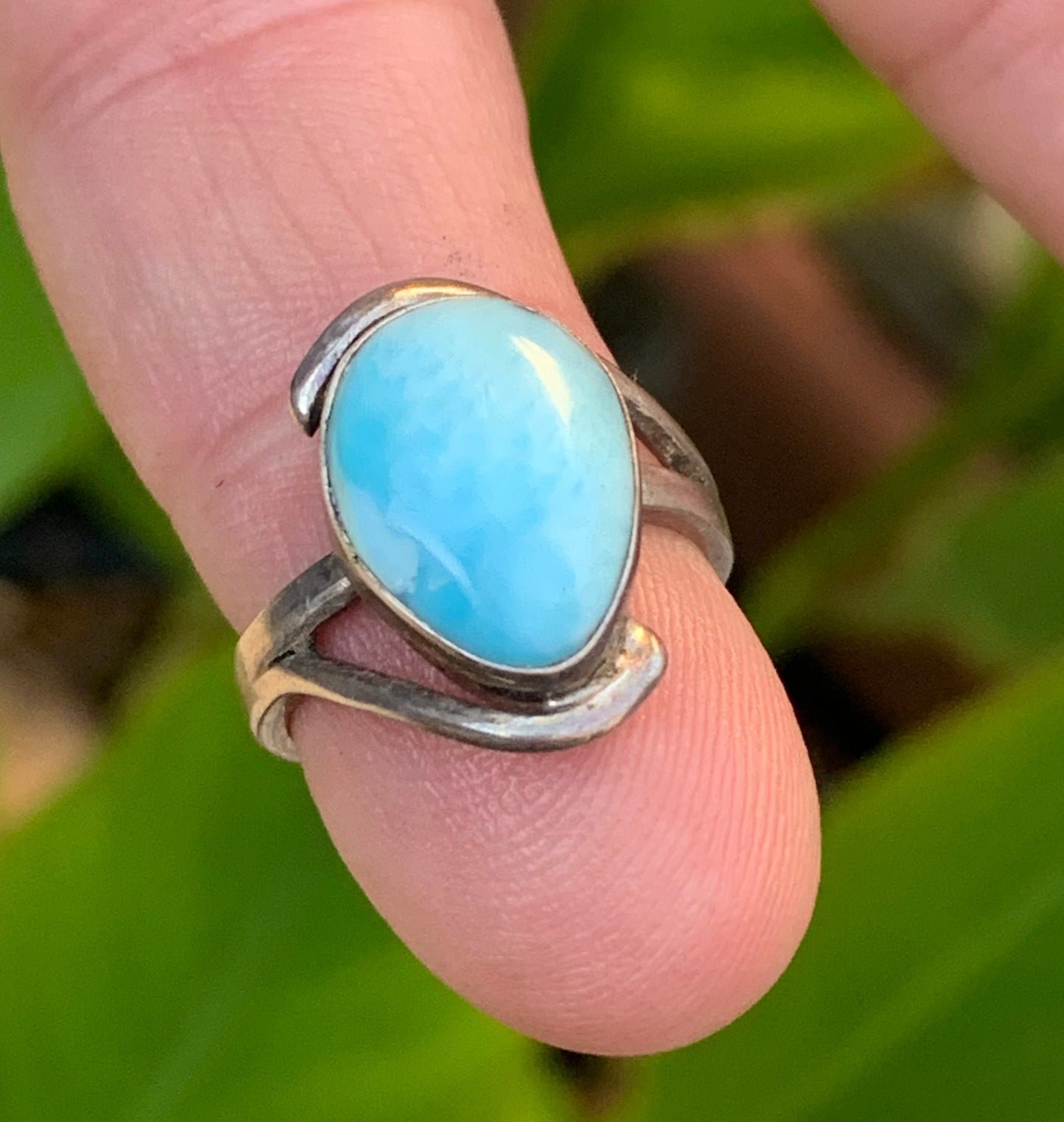 Élégante bague en Larimar, montée Argent 0.925. Superbe pierre au bleu qui rappelle l'océan ! Très belle réalisation ! Taille 50 Fr