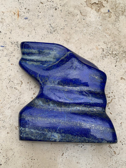 Lapis lazuli, forme libre polie de 91 x 81 x 28 mm - 322 grammes. Un bleu envoûtant et fascinant, pierre des pharaons !