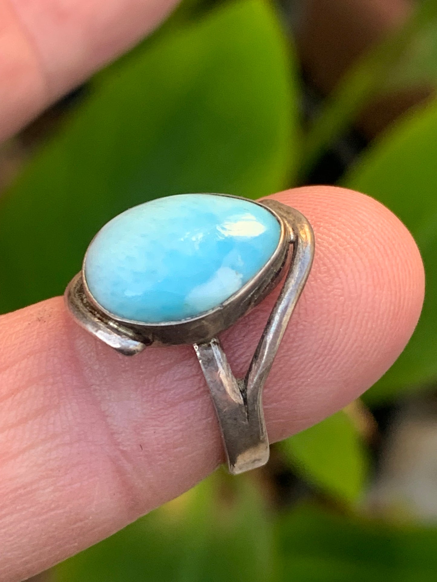 Élégante bague en Larimar, montée Argent 0.925. Superbe pierre au bleu qui rappelle l'océan ! Très belle réalisation ! Taille 50 Fr
