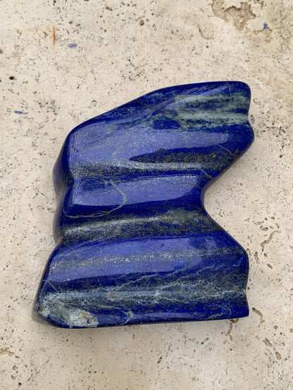 Lapis lazuli, forme libre polie de 91 x 81 x 28 mm - 322 grammes. Un bleu envoûtant et fascinant, pierre des pharaons !