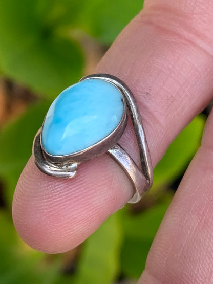 Élégante bague en Larimar, montée Argent 0.925. Superbe pierre au bleu qui rappelle l'océan ! Très belle réalisation ! Taille 50 Fr