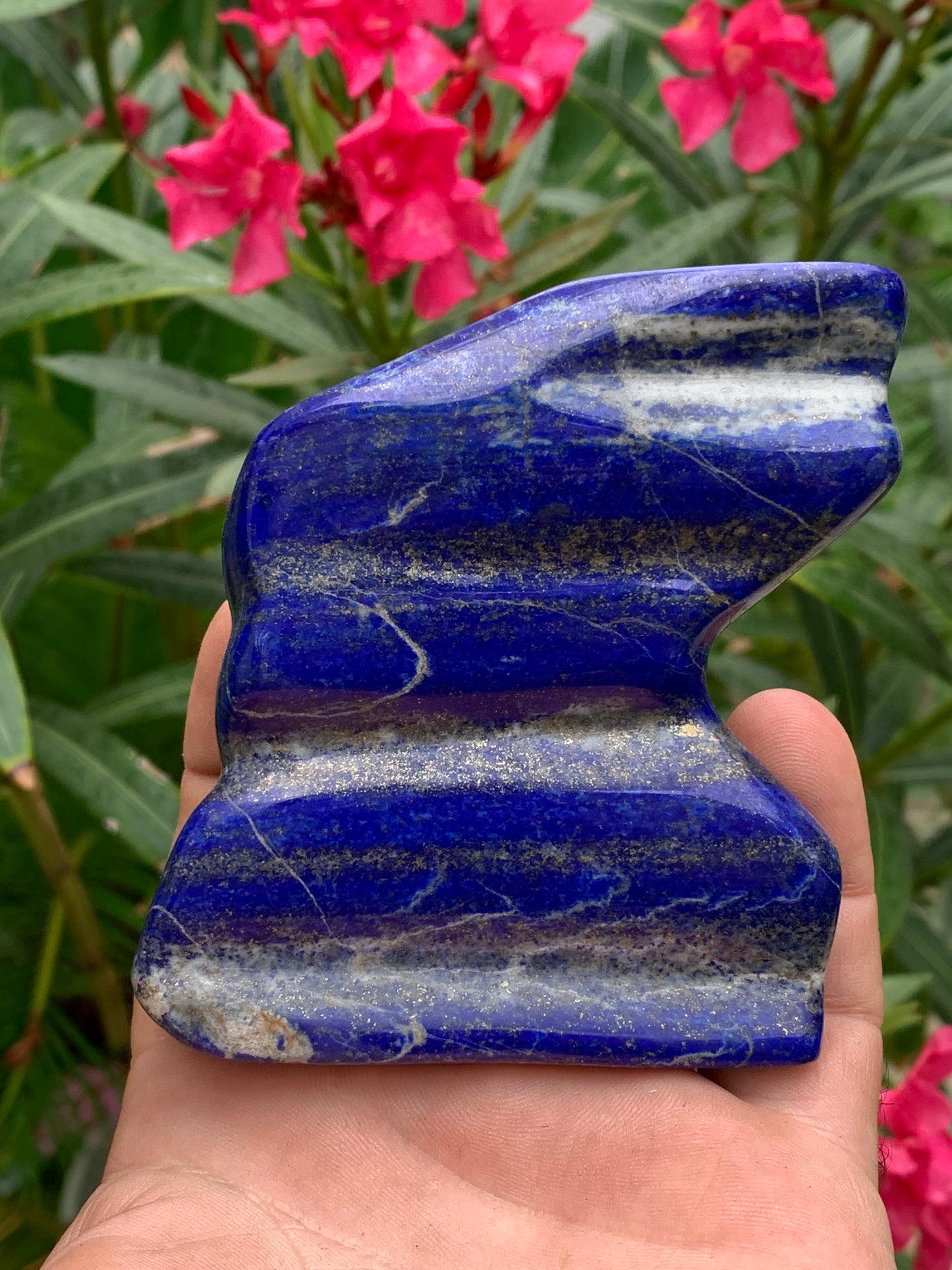 Lapis lazuli, forme libre polie de 91 x 81 x 28 mm - 322 grammes. Un bleu envoûtant et fascinant, pierre des pharaons !