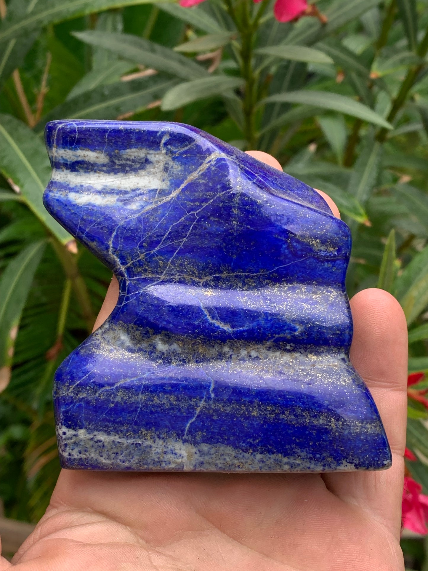 Lapis lazuli, forme libre polie de 91 x 81 x 28 mm - 322 grammes. Un bleu envoûtant et fascinant, pierre des pharaons !