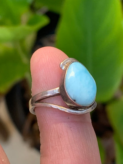 Élégante bague en Larimar, montée Argent 0.925. Superbe pierre au bleu qui rappelle l'océan ! Très belle réalisation ! Taille 50 Fr