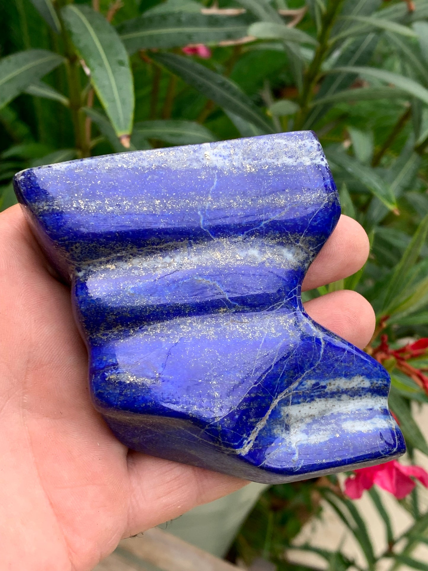 Lapis lazuli, forme libre polie de 91 x 81 x 28 mm - 322 grammes. Un bleu envoûtant et fascinant, pierre des pharaons !