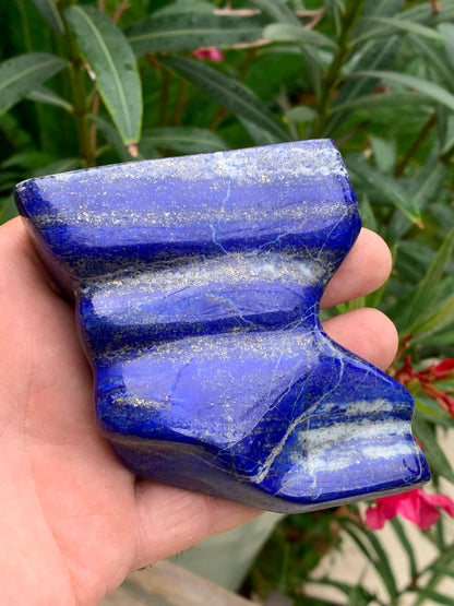 Lapis lazuli, forme libre polie de 91 x 81 x 28 mm - 322 grammes. Un bleu envoûtant et fascinant, pierre des pharaons !