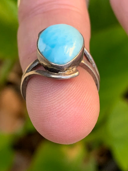 Élégante bague en Larimar, montée Argent 0.925. Superbe pierre au bleu qui rappelle l'océan ! Très belle réalisation ! Taille 50 Fr