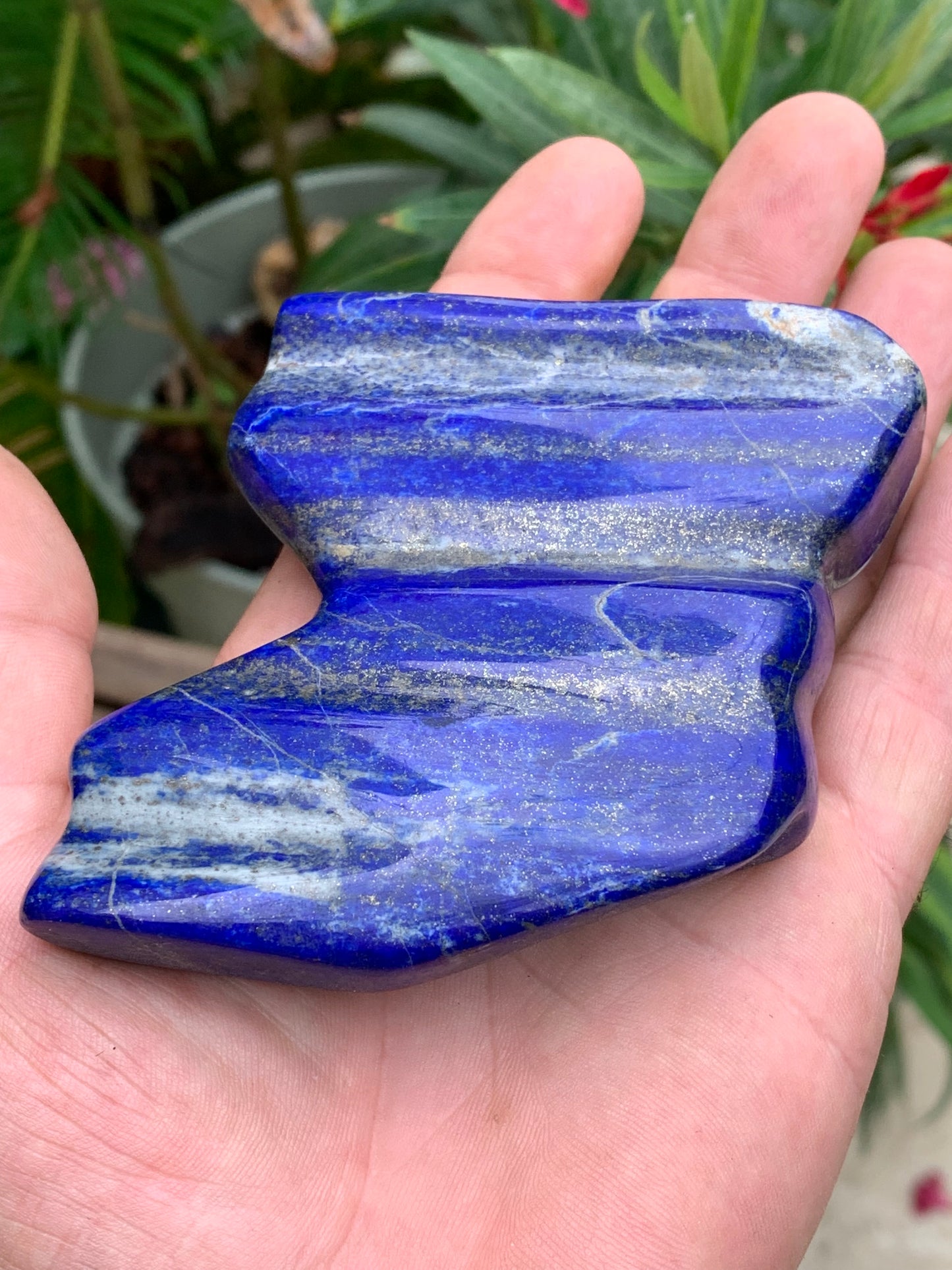 Lapis lazuli, forme libre polie de 91 x 81 x 28 mm - 322 grammes. Un bleu envoûtant et fascinant, pierre des pharaons !