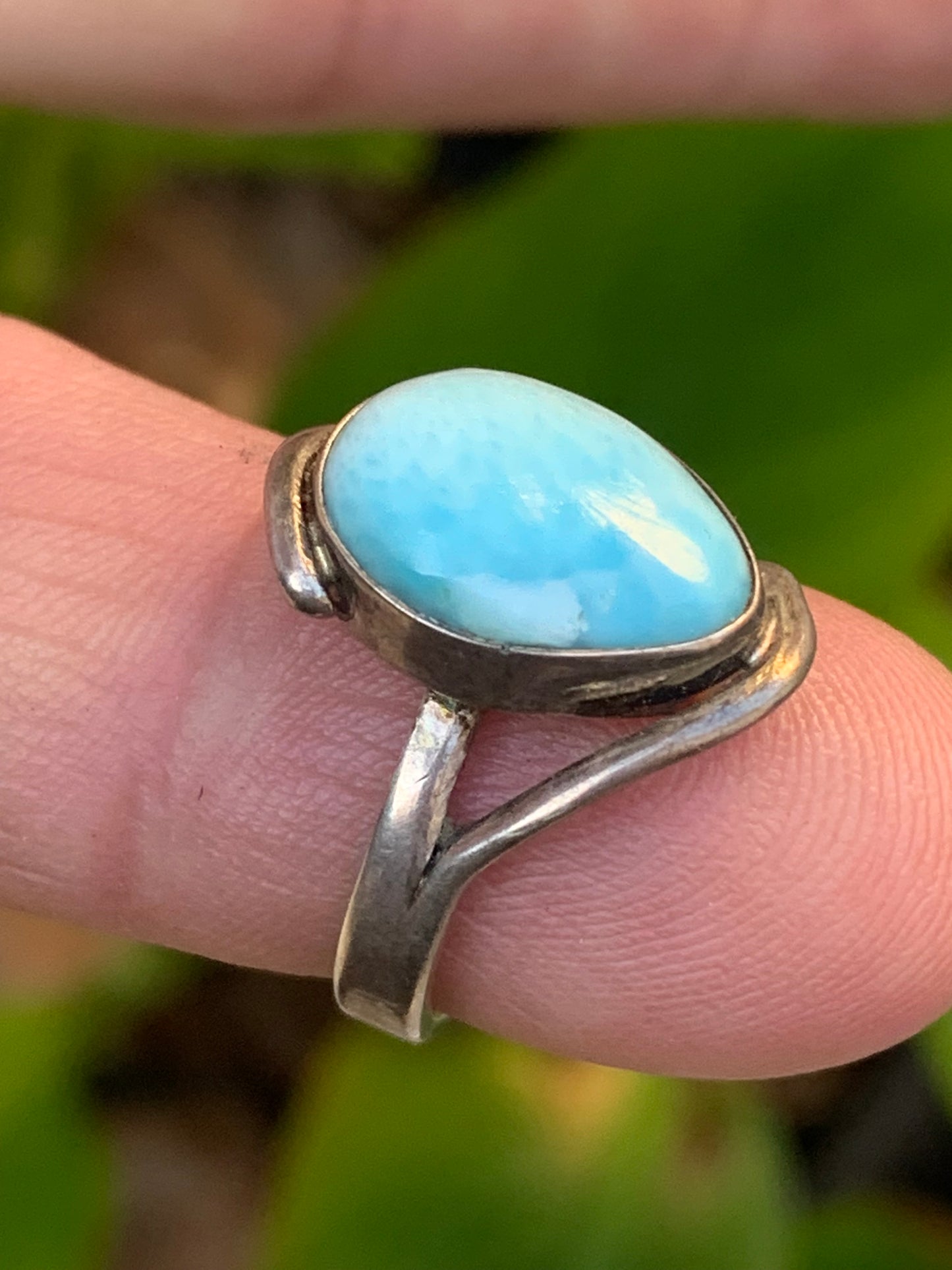 Élégante bague en Larimar, montée Argent 0.925. Superbe pierre au bleu qui rappelle l'océan ! Très belle réalisation ! Taille 50 Fr