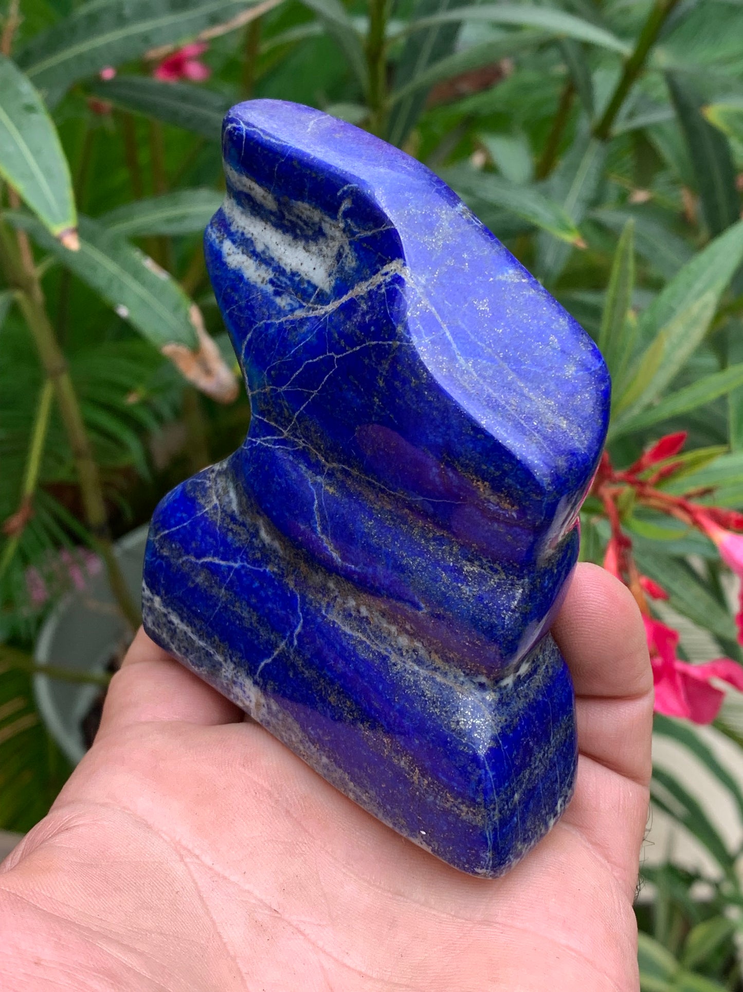 Lapis lazuli, forme libre polie de 91 x 81 x 28 mm - 322 grammes. Un bleu envoûtant et fascinant, pierre des pharaons !