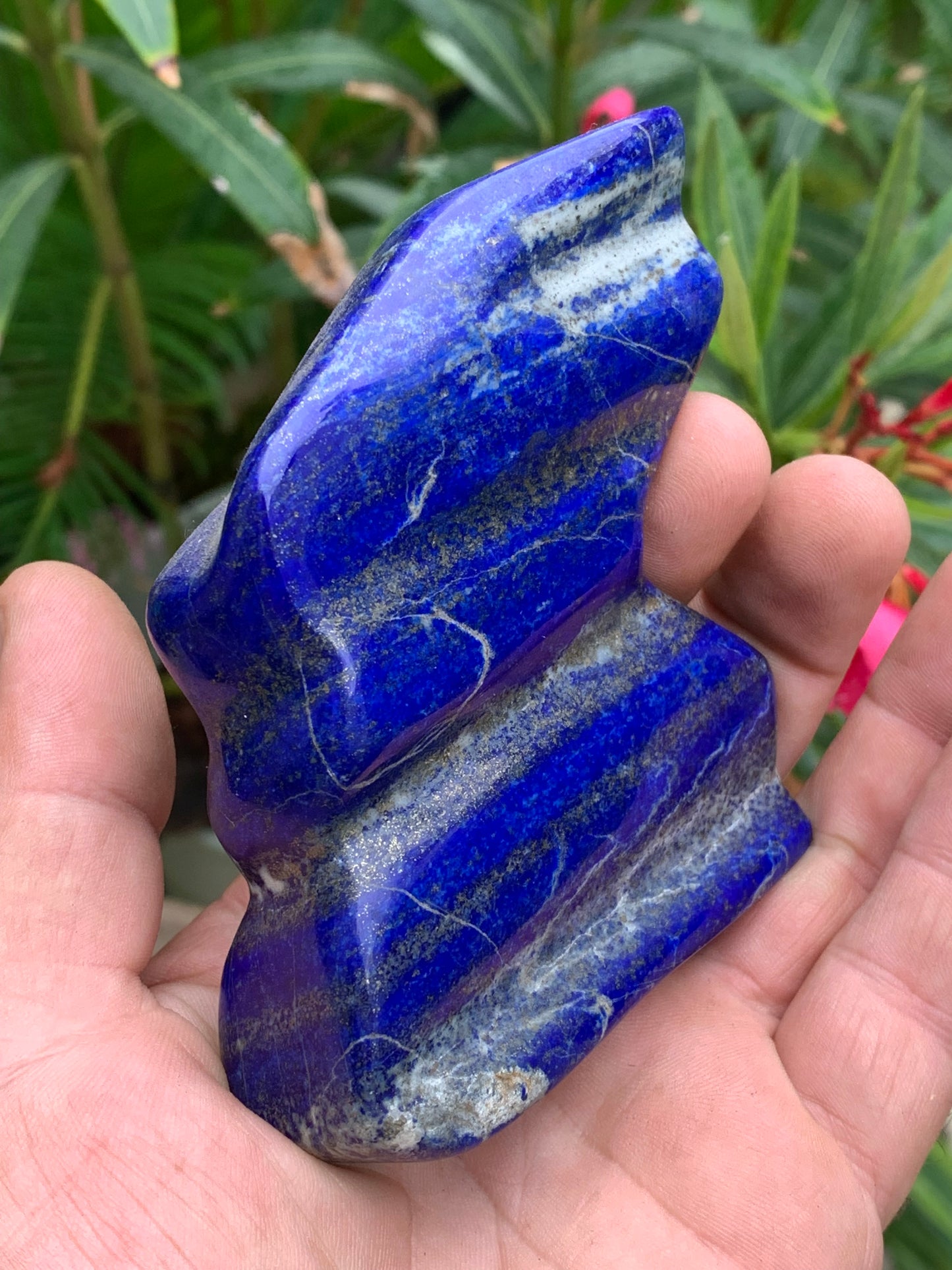 Lapis lazuli, forme libre polie de 91 x 81 x 28 mm - 322 grammes. Un bleu envoûtant et fascinant, pierre des pharaons !