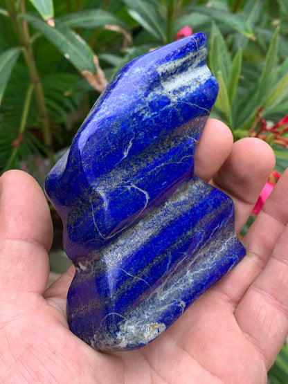 Lapis lazuli, forme libre polie de 91 x 81 x 28 mm - 322 grammes. Un bleu envoûtant et fascinant, pierre des pharaons !