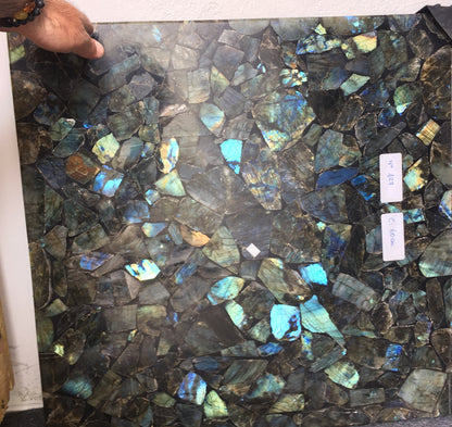 Table carré en Labradorite de 60 x 60 x 3 cm. Parfait pour fabriquer la table de vos rêves ou en décoration, exposition...