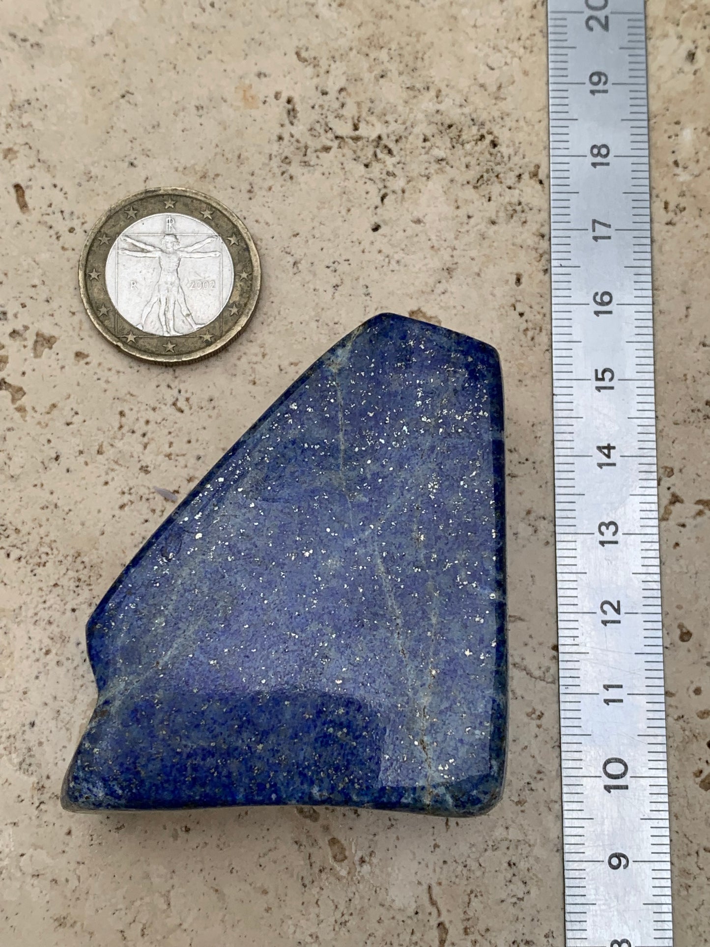Lapis lazuli, forme libre polie de 57 x 49 x 24 mm - 142,3 grammes. Un bleu envoûtant et fascinant, pierre des pharaons !