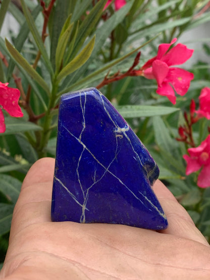 Lapis lazuli, forme libre polie de 57 x 49 x 24 mm - 142,3 grammes. Un bleu envoûtant et fascinant, pierre des pharaons !