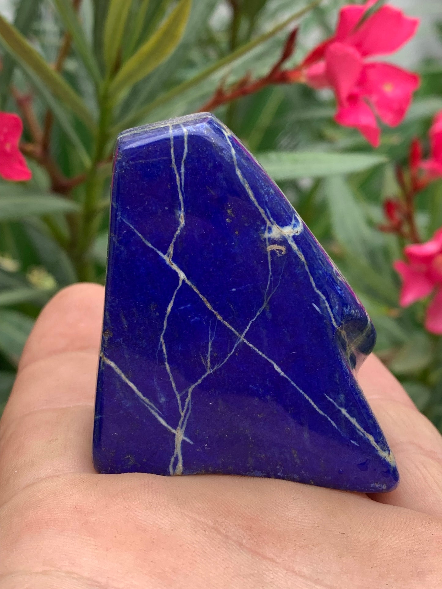 Lapis lazuli, forme libre polie de 57 x 49 x 24 mm - 142,3 grammes. Un bleu envoûtant et fascinant, pierre des pharaons !