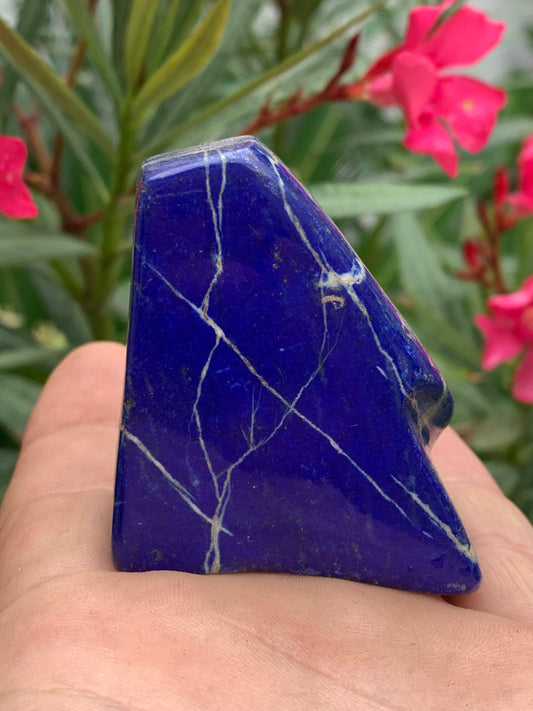 Lapis lazuli, forme libre polie de 57 x 49 x 24 mm - 142,3 grammes. Un bleu envoûtant et fascinant, pierre des pharaons !