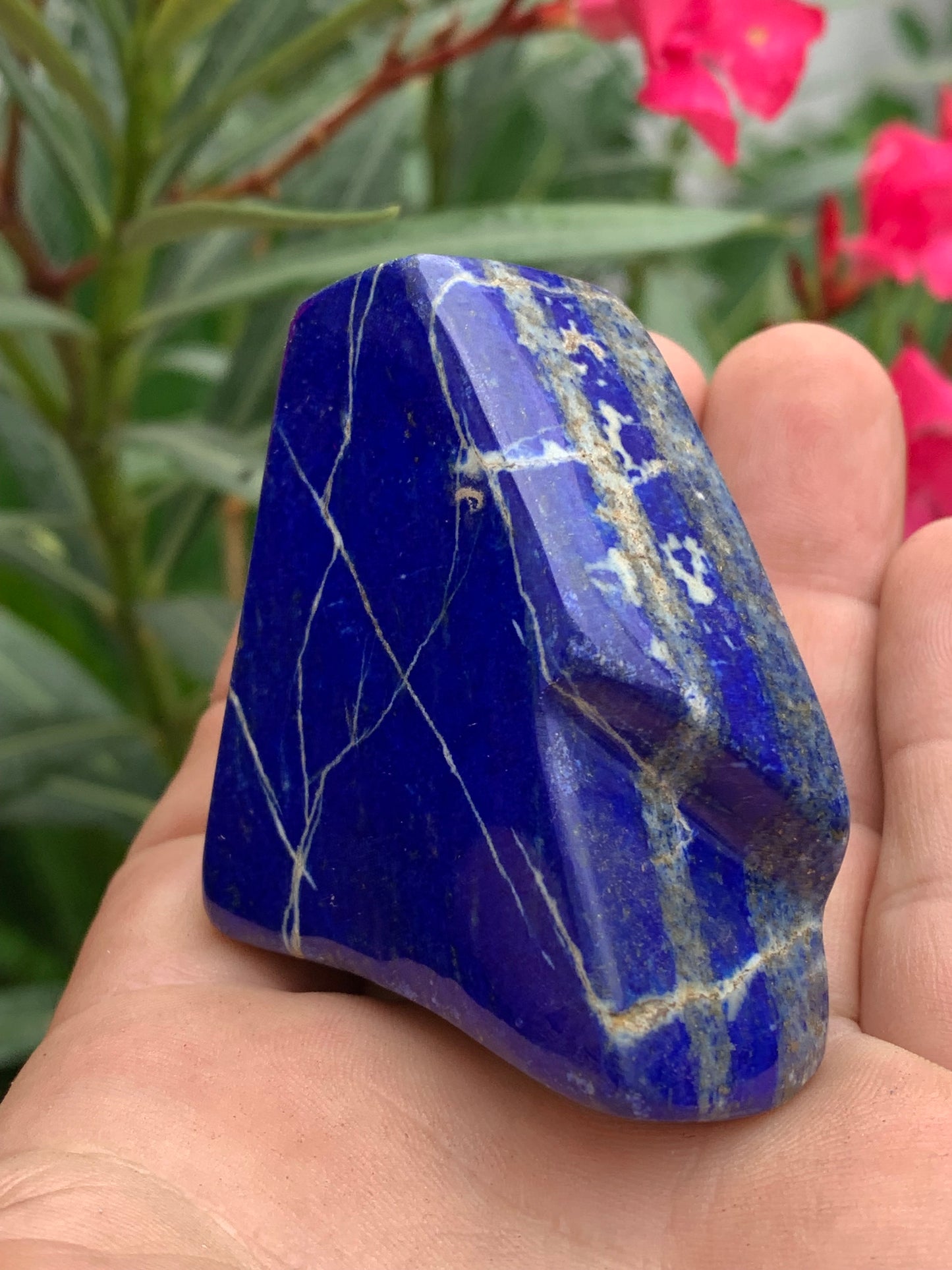 Lapis lazuli, forme libre polie de 57 x 49 x 24 mm - 142,3 grammes. Un bleu envoûtant et fascinant, pierre des pharaons !
