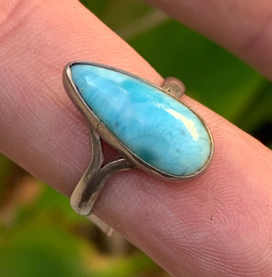 Très jolie bague en Larimar, montée Argent 0.925. Superbe pierre au bleu qui rappelle l'océan ! Très belle réalisation ! Taille 56 Fr