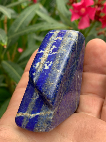 Lapis lazuli, forme libre polie de 57 x 49 x 24 mm - 142,3 grammes. Un bleu envoûtant et fascinant, pierre des pharaons !