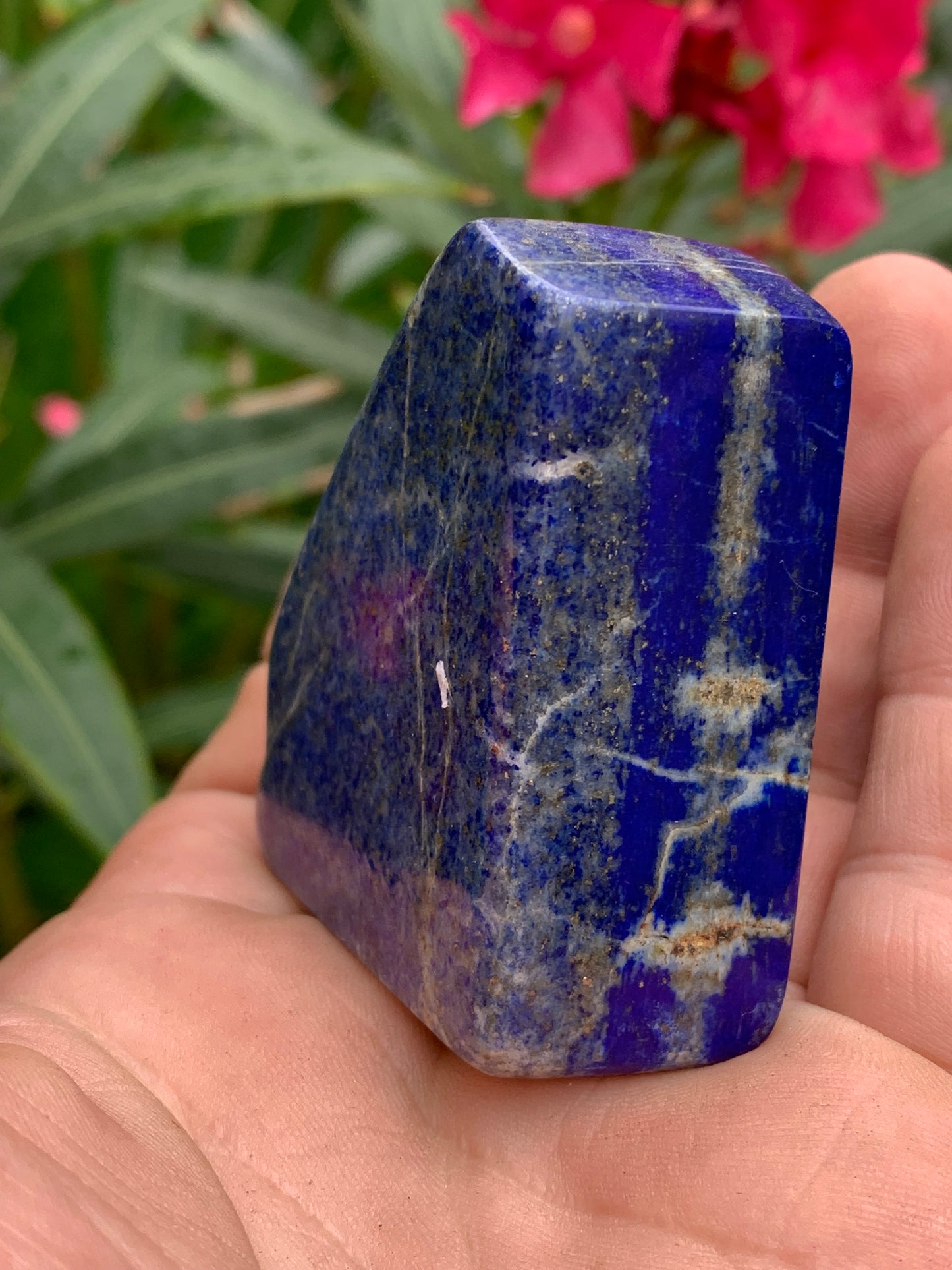 Lapis lazuli, forme libre polie de 57 x 49 x 24 mm - 142,3 grammes. Un bleu envoûtant et fascinant, pierre des pharaons !