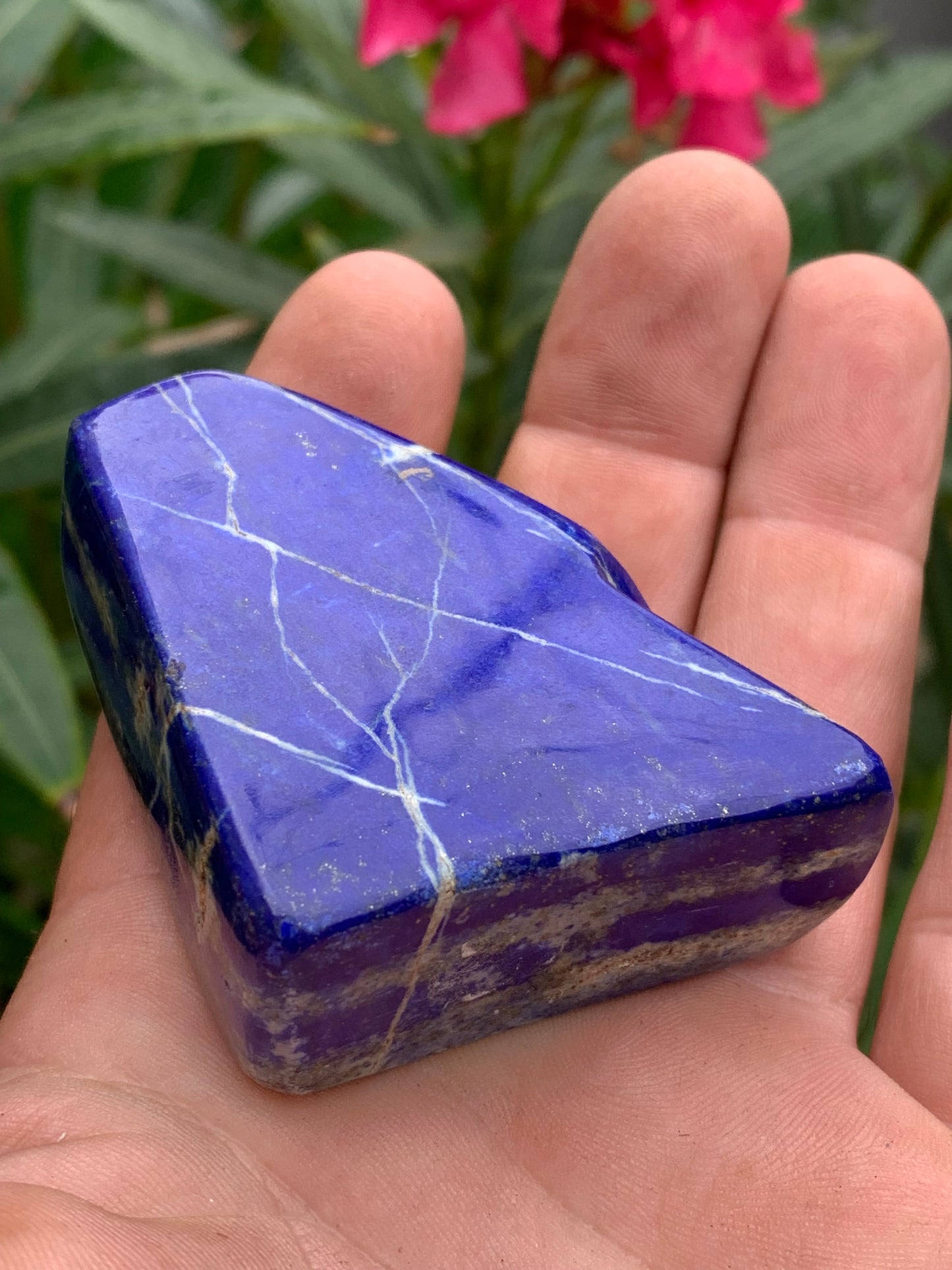 Lapis lazuli, forme libre polie de 57 x 49 x 24 mm - 142,3 grammes. Un bleu envoûtant et fascinant, pierre des pharaons !