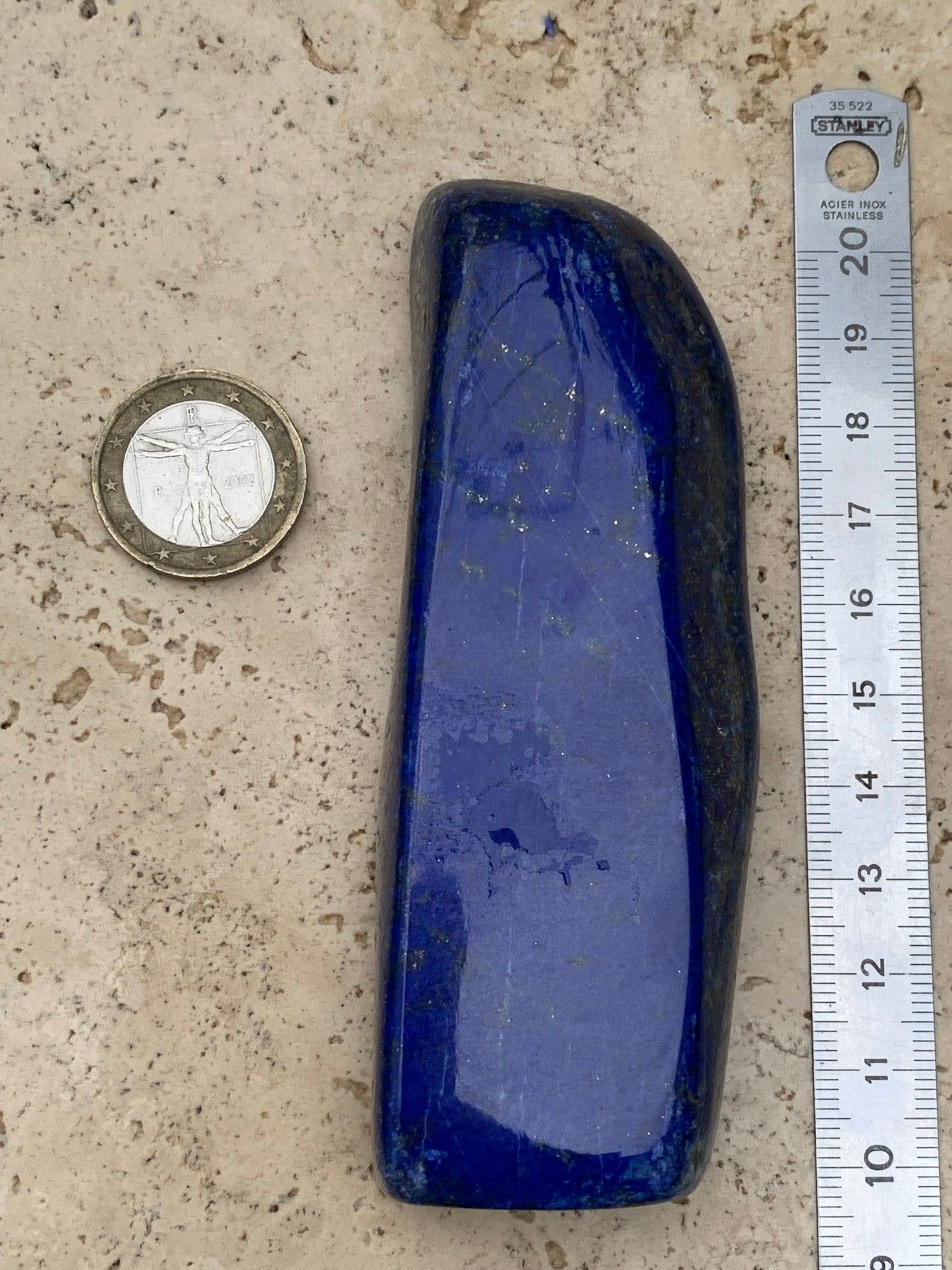 Lapis lazuli, forme libre polie de 109 x 40 x 20 mm - 193,3 grammes. Un bleu envoûtant et fascinant, pierre des pharaons !