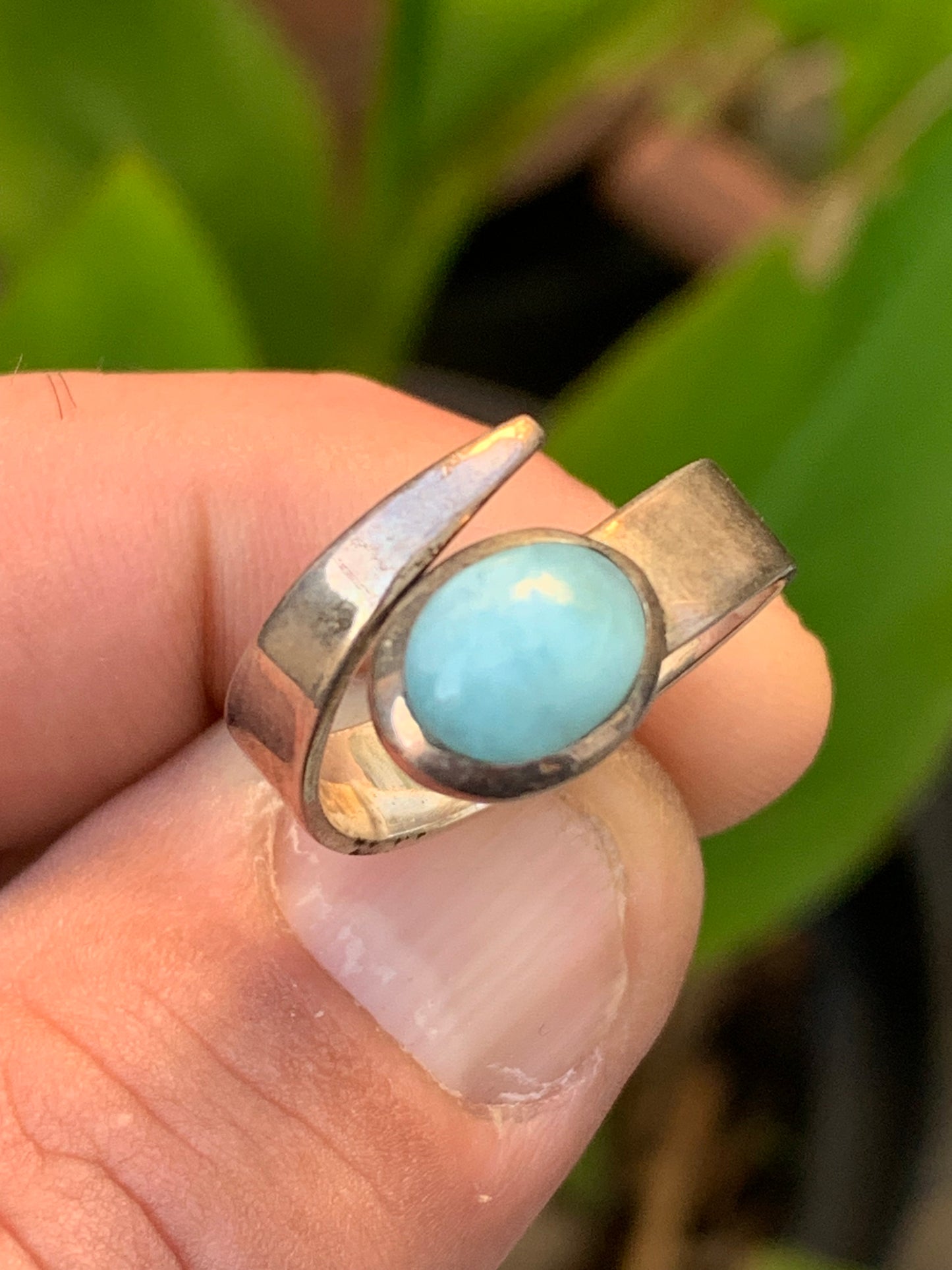 Superbe bague en Larimar, montée Argent 0.925. Superbe pierre au bleu qui rappelle l'océan ! Très belle réalisation ! Taille réglable/ ajustable de 52 à 59 !
