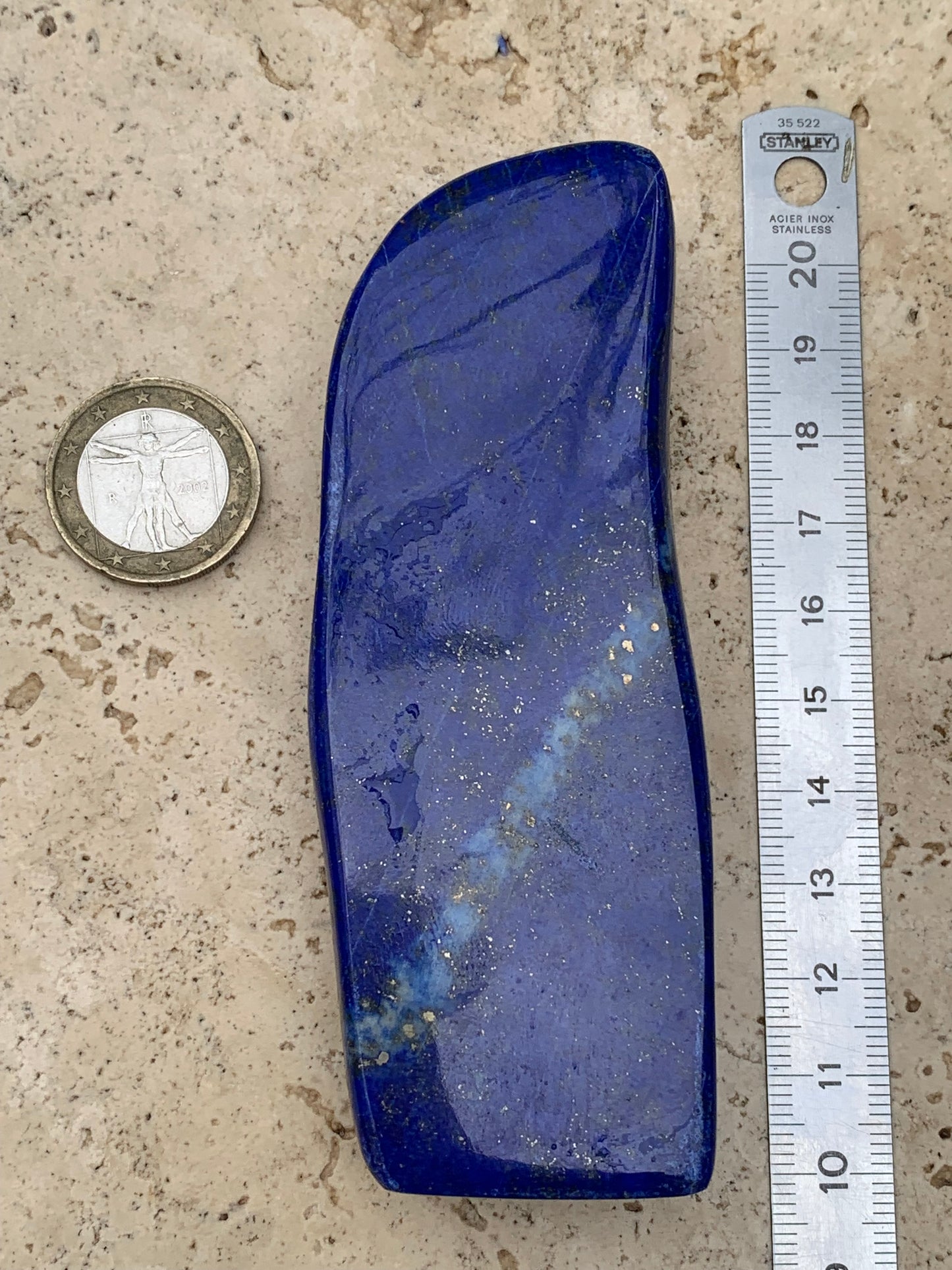 Lapis lazuli, forme libre polie de 109 x 40 x 20 mm - 193,3 grammes. Un bleu envoûtant et fascinant, pierre des pharaons !
