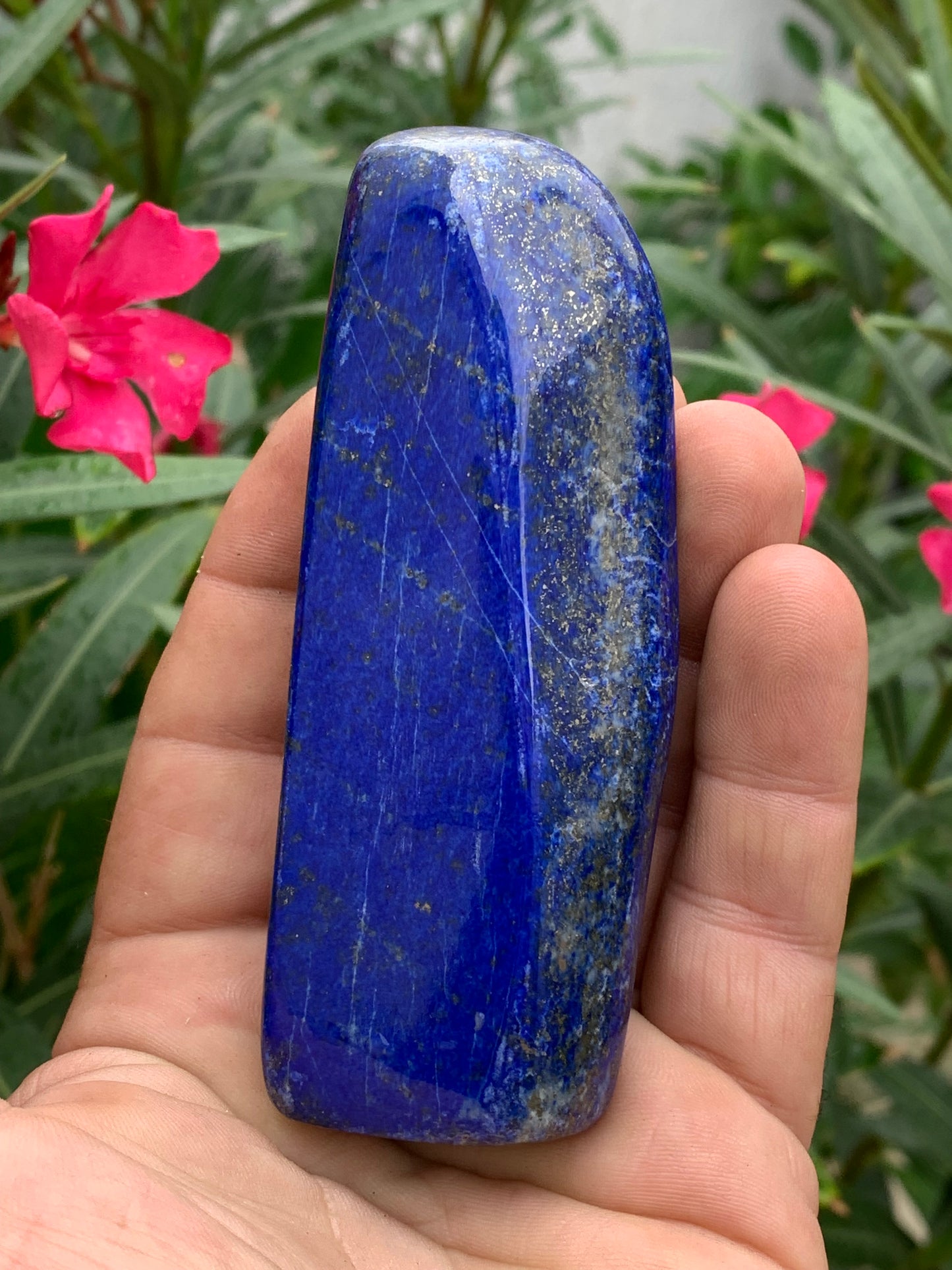 Lapis lazuli, forme libre polie de 109 x 40 x 20 mm - 193,3 grammes. Un bleu envoûtant et fascinant, pierre des pharaons !