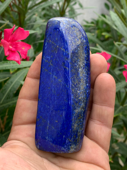 Lapis lazuli, forme libre polie de 109 x 40 x 20 mm - 193,3 grammes. Un bleu envoûtant et fascinant, pierre des pharaons !