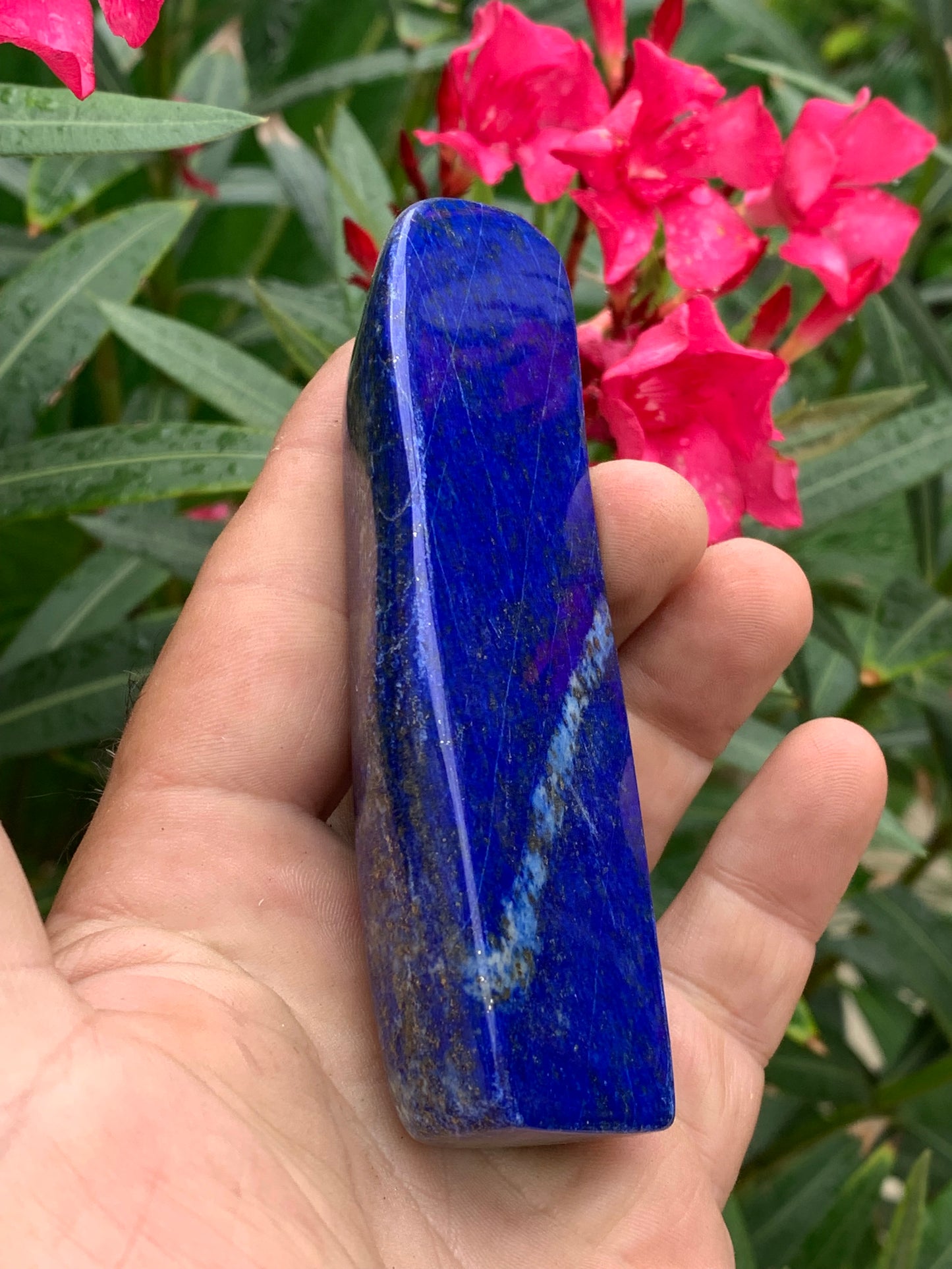 Lapis lazuli, forme libre polie de 109 x 40 x 20 mm - 193,3 grammes. Un bleu envoûtant et fascinant, pierre des pharaons !