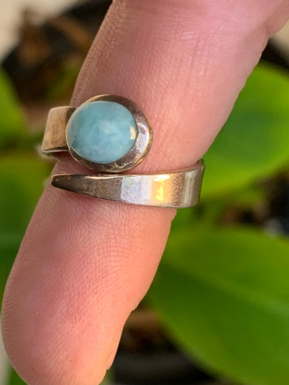 Superbe bague en Larimar, montée Argent 0.925. Superbe pierre au bleu qui rappelle l'océan ! Très belle réalisation ! Taille réglable/ ajustable de 52 à 59 !