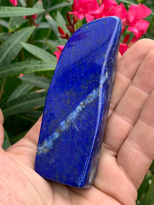 Lapis lazuli, forme libre polie de 109 x 40 x 20 mm - 193,3 grammes. Un bleu envoûtant et fascinant, pierre des pharaons !