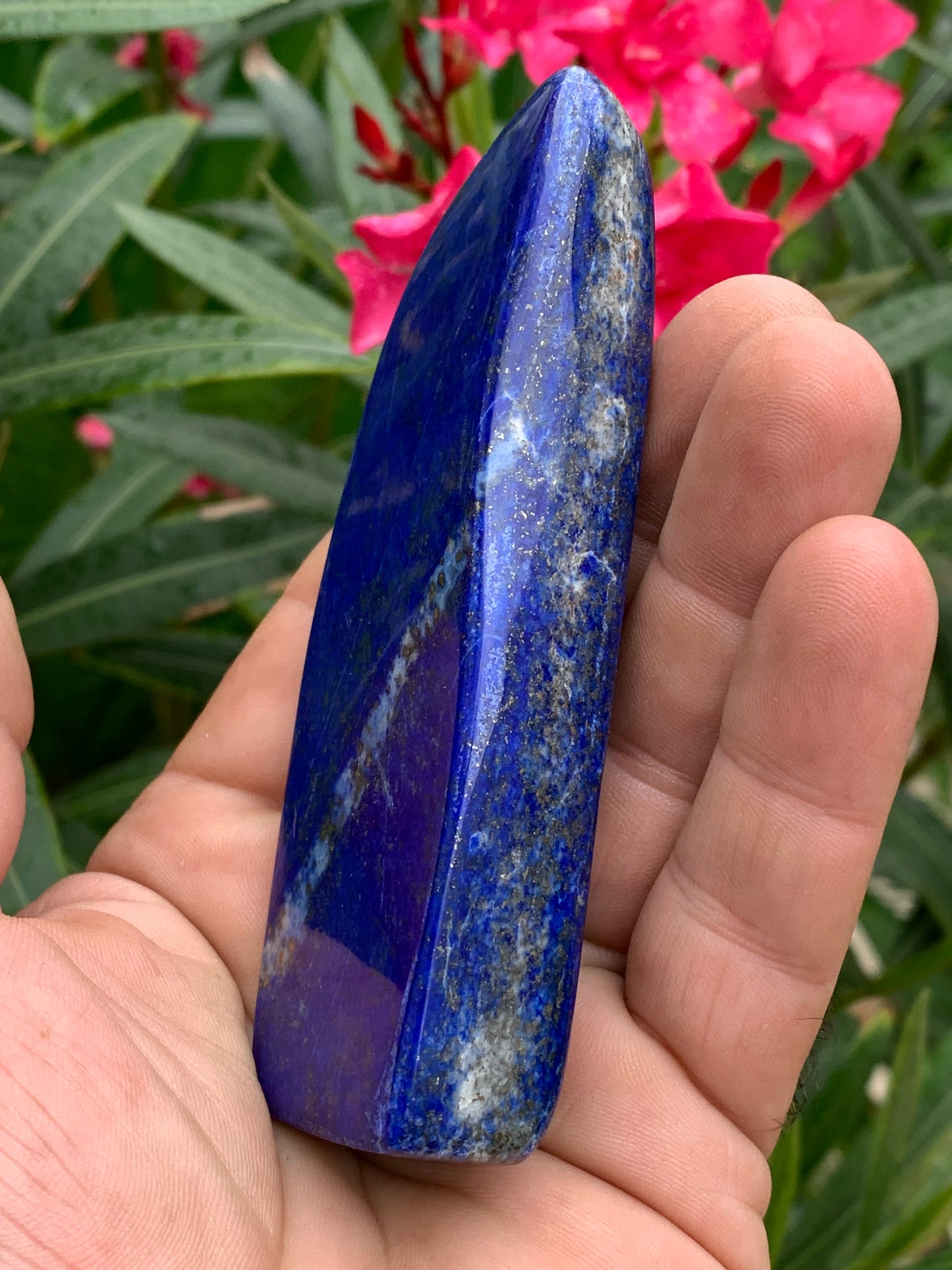 Lapis lazuli, forme libre polie de 109 x 40 x 20 mm - 193,3 grammes. Un bleu envoûtant et fascinant, pierre des pharaons !