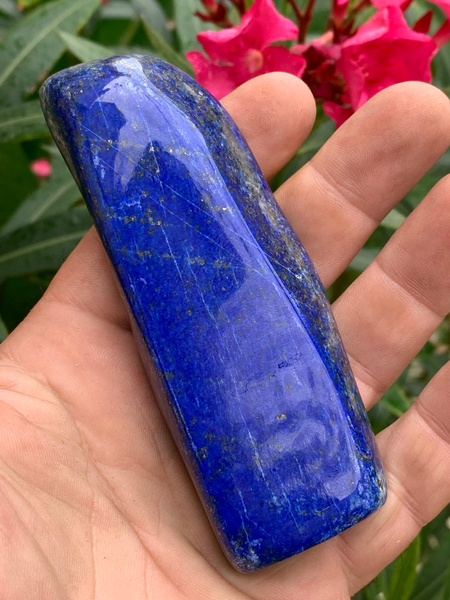 Lapis lazuli, forme libre polie de 109 x 40 x 20 mm - 193,3 grammes. Un bleu envoûtant et fascinant, pierre des pharaons !