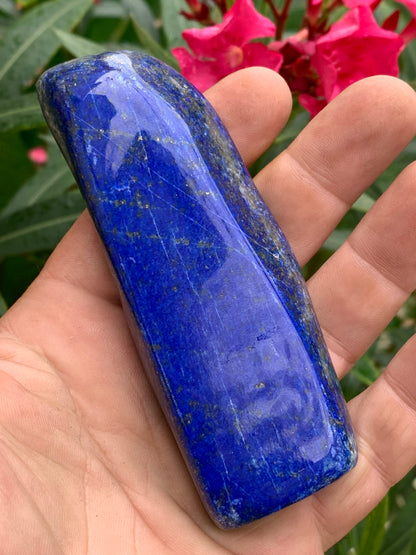 Lapis lazuli, forme libre polie de 109 x 40 x 20 mm - 193,3 grammes. Un bleu envoûtant et fascinant, pierre des pharaons !