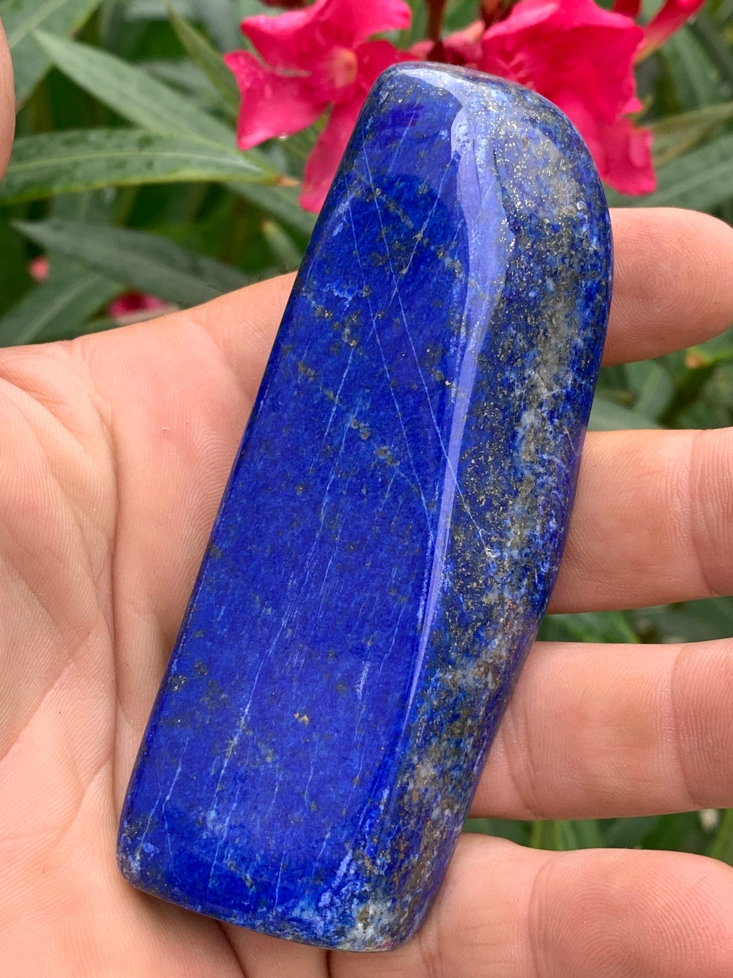 Lapis lazuli, forme libre polie de 109 x 40 x 20 mm - 193,3 grammes. Un bleu envoûtant et fascinant, pierre des pharaons !