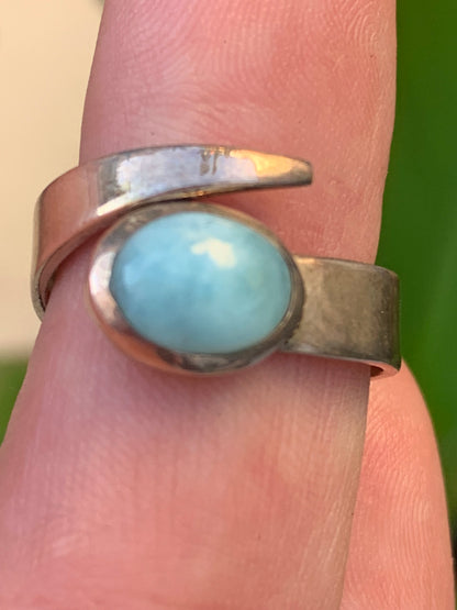 Superbe bague en Larimar, montée Argent 0.925. Superbe pierre au bleu qui rappelle l'océan ! Très belle réalisation ! Taille réglable/ ajustable de 52 à 59 !
