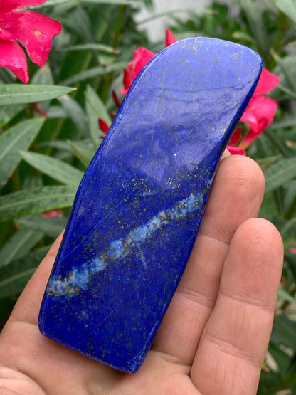 Lapis lazuli, forme libre polie de 109 x 40 x 20 mm - 193,3 grammes. Un bleu envoûtant et fascinant, pierre des pharaons !