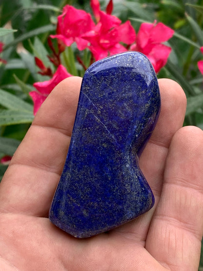 Lapis lazuli, forme libre polie de 74 x 38 x 18 mm - 100 grammes. Un bleu envoûtant et fascinant, pierre des pharaons !