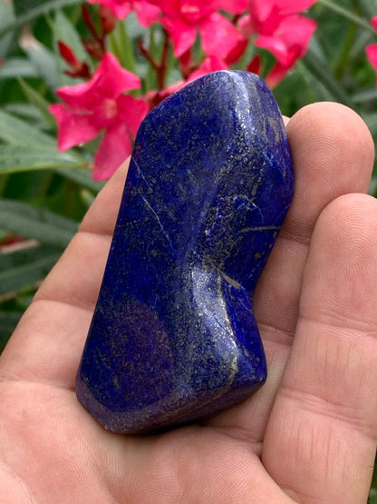 Lapis lazuli, forme libre polie de 74 x 38 x 18 mm - 100 grammes. Un bleu envoûtant et fascinant, pierre des pharaons !