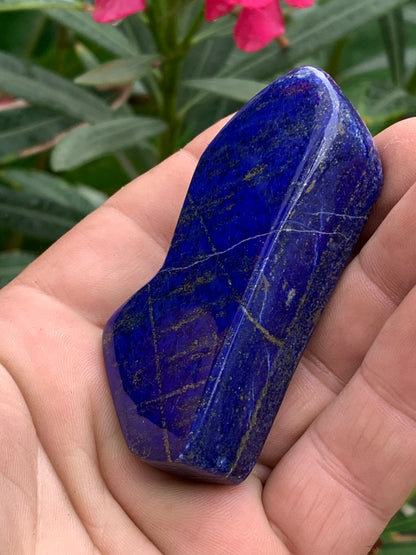 Lapis lazuli, forme libre polie de 74 x 38 x 18 mm - 100 grammes. Un bleu envoûtant et fascinant, pierre des pharaons !