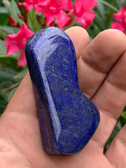 Lapis lazuli, forme libre polie de 74 x 38 x 18 mm - 100 grammes. Un bleu envoûtant et fascinant, pierre des pharaons !