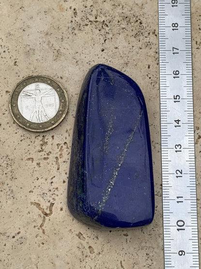 Lapis lazuli, forme libre polie de 64 x 33 x 14 mm - 60,4 grammes. Un bleu envoûtant et fascinant, pierre des pharaons !