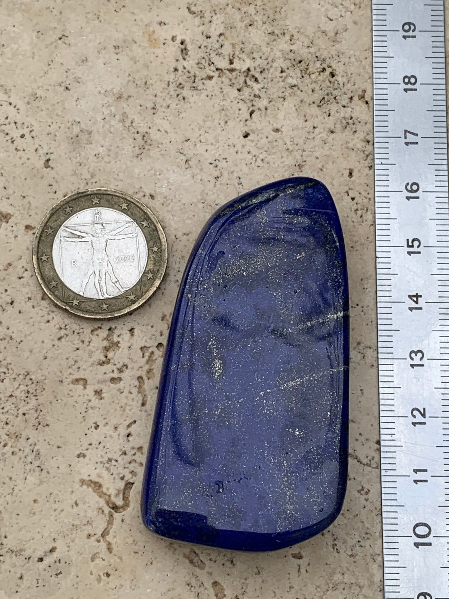 Lapis lazuli, forme libre polie de 64 x 33 x 14 mm - 60,4 grammes. Un bleu envoûtant et fascinant, pierre des pharaons !